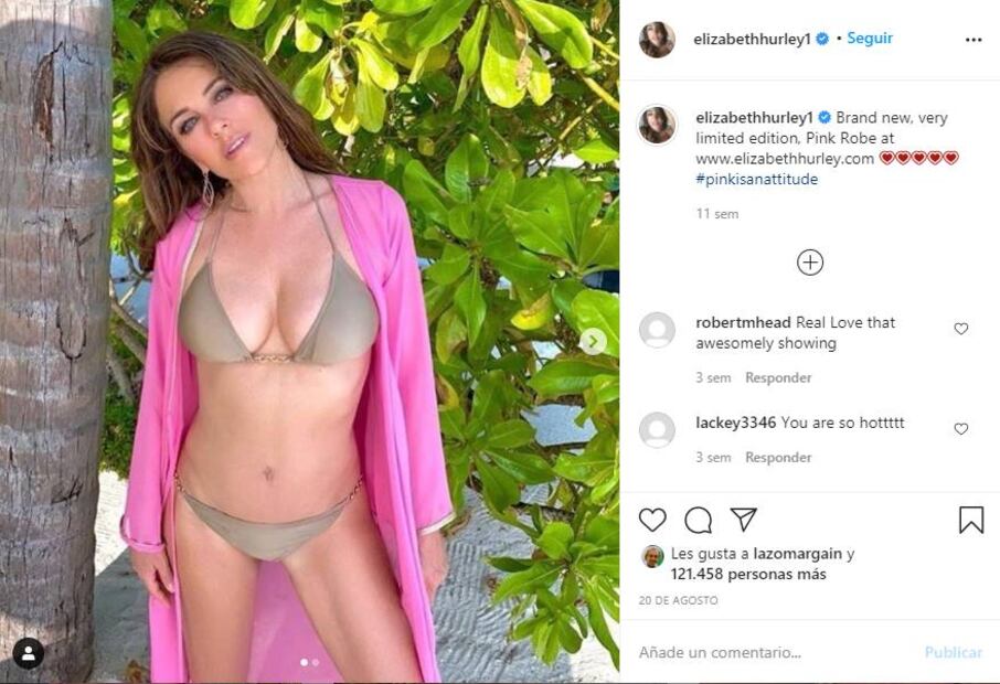 Elizabeth Hurley juguetea en el mar con mini bikini azul