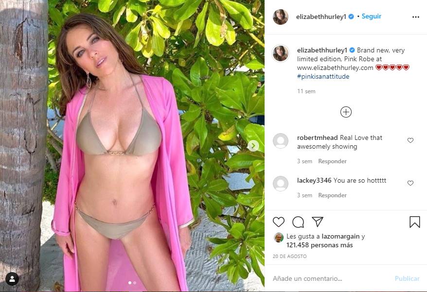 Elizabeth Hurley juguetea en el mar con mini bikini azul