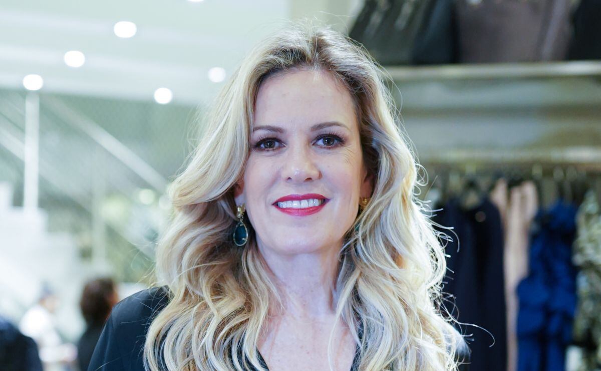 Rebecca de Alba sale del hospital y se recupera en su casa