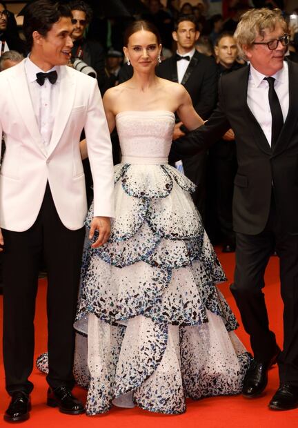 Natalie Portman junto al actor Charles Melton y el director Todd Haynes en el estreno de la película "May December" en Cannes 2023 / AP