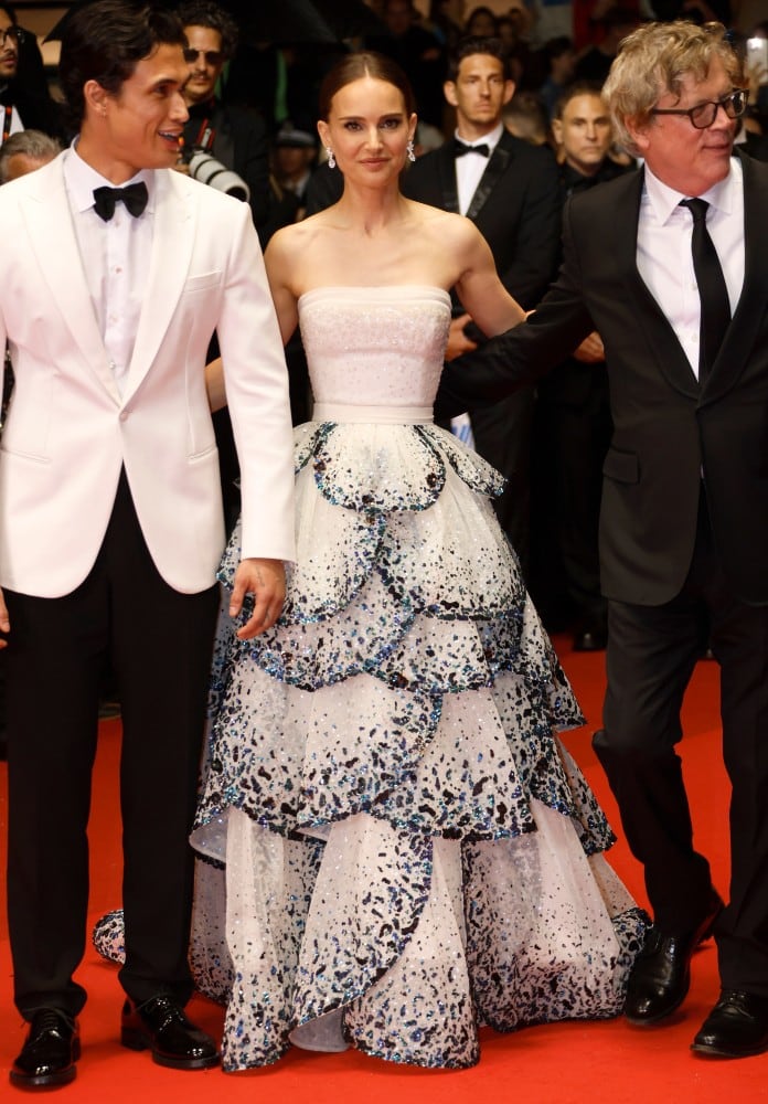 Natalie Portman junto al actor Charles Melton y el director Todd Haynes en el estreno de la película "May December" en Cannes 2023 / AP