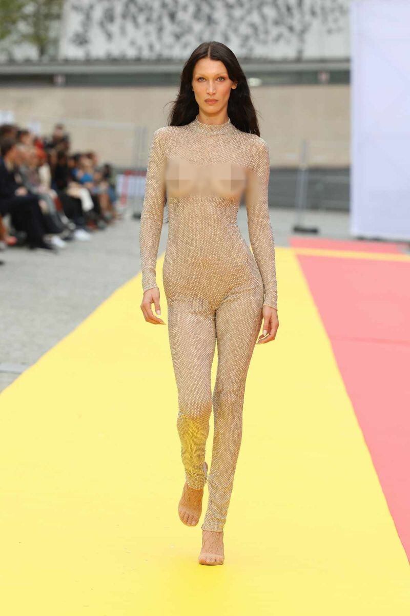 Bella Hadid cautiva con un atuendo transparente de Stella McCartney
