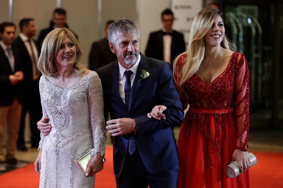 Mamá de Messi desata polémica por vestido que usó en boda de su hijo