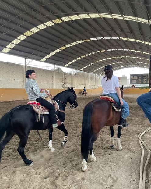 Emily Álvarez cabalgando junto a Jaziel Avilez / Foto: Instagram