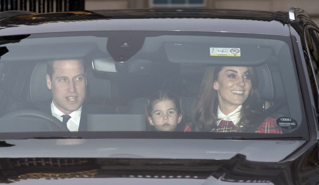 El príncipe Andrés entre los asistentes al almuerzo de Navidad de la reina Isabel 