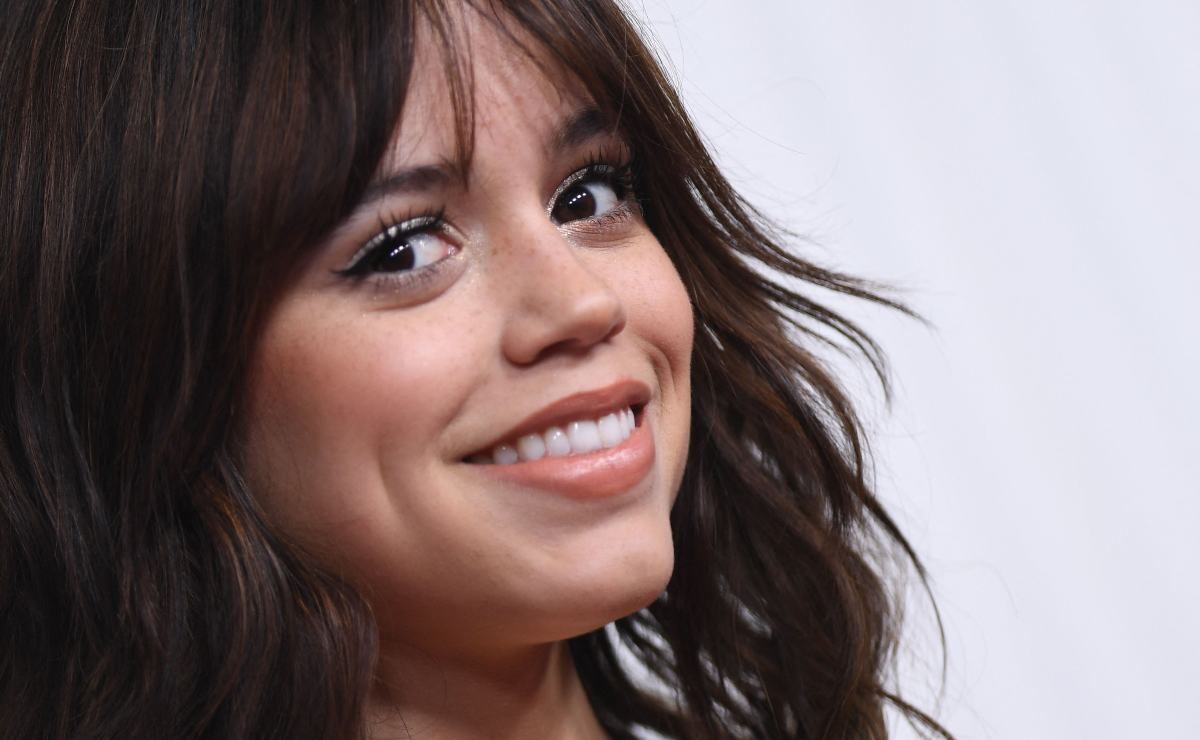 Jenna Ortega se luce empoderada con corbata y jeans inspirados en los 70