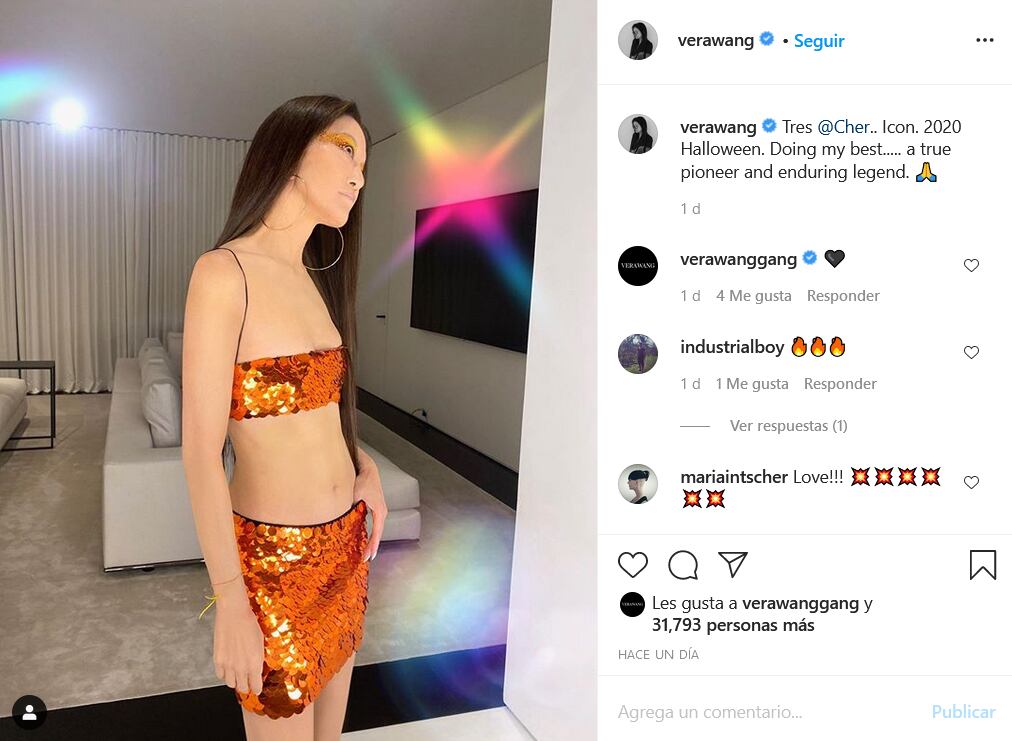 Vera Wang se inspira en los 70: luce cuerpazo con bandeau top brillante