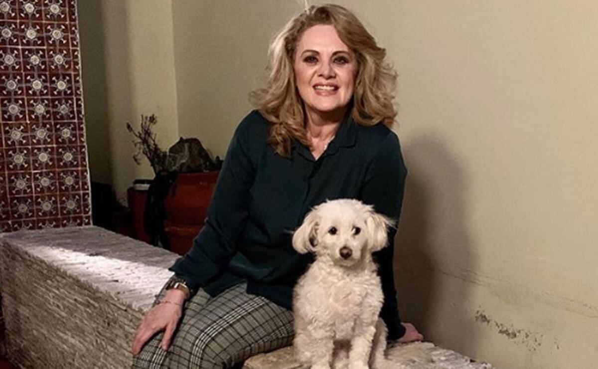 Érika Buenfil posa en la cama como traviesa conejita