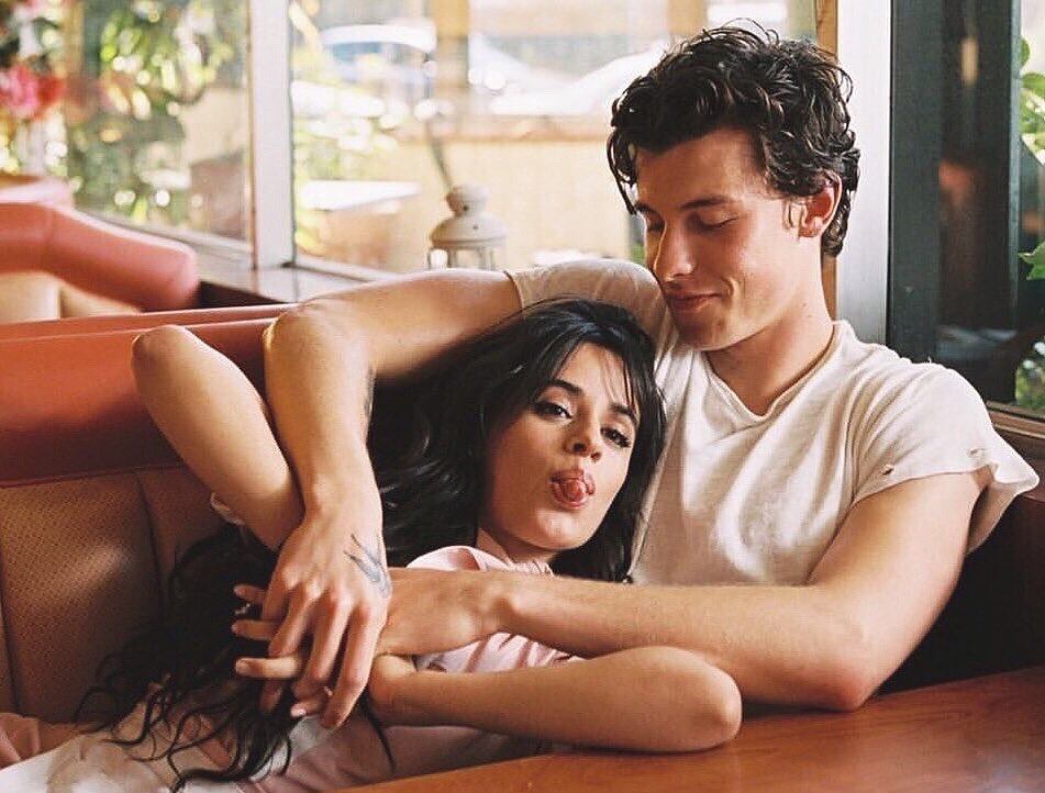 Tremendo beso de Shawn Mendes y Camila Cabello por el cumpleaños del cantante