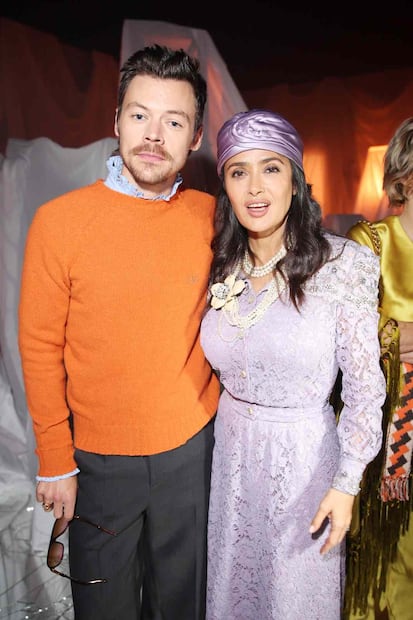 Harry Styles y Salma Hayek durante la Semana de la Moda de París 2024 / Foto: Getty Images