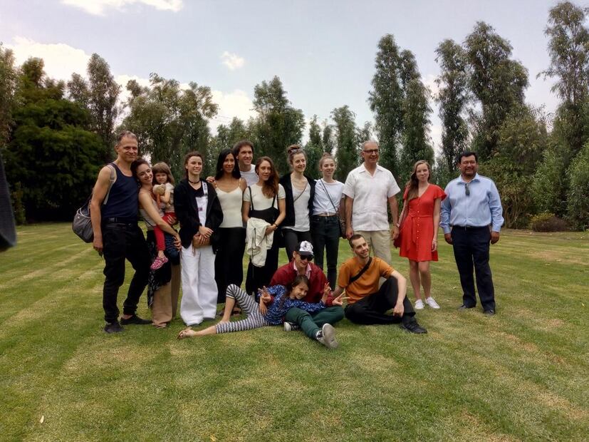 Elisa Carrillo, su esposo y amigos de visita en Xochimilco / Édgar Laguna