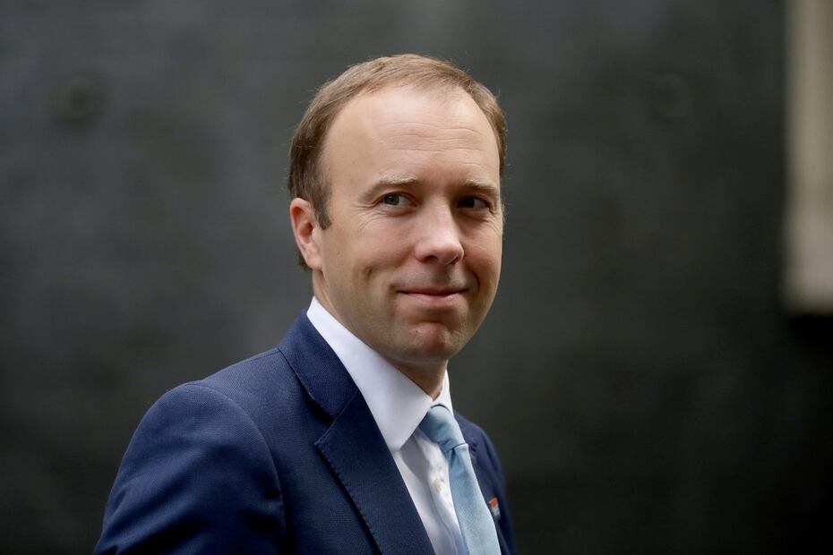 La reina Isabel llama a Matt Hancock, ministro inglés de salubridad, "pobre hombre"