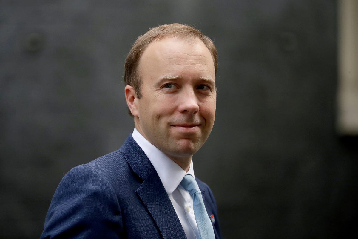 La reina Isabel llama a Matt Hancock, ministro inglés de salubridad, "pobre hombre"