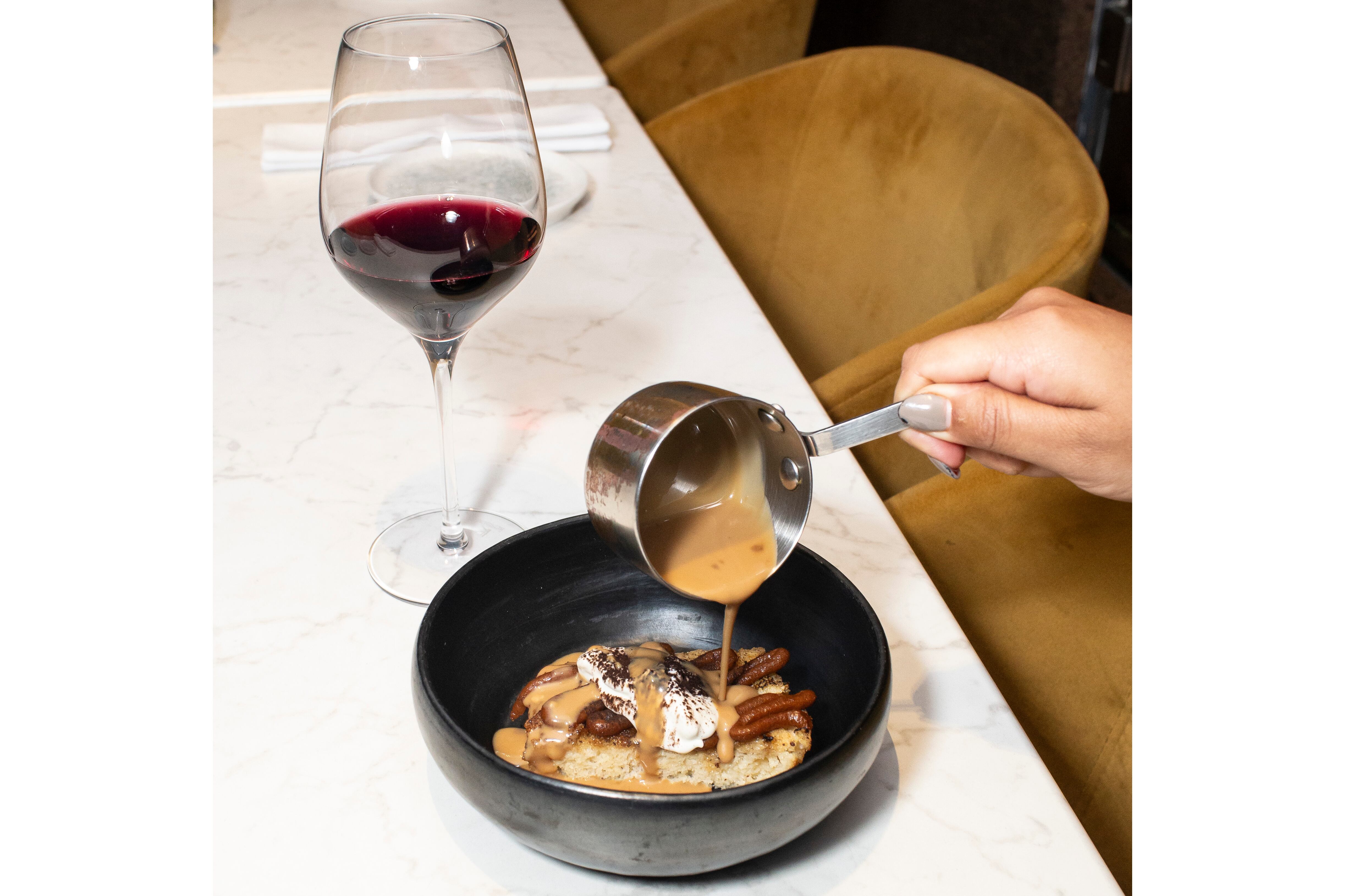 Vino tinto Guillaume Aurèle con Pan francés añejo. Pan brioche en royale de ron especiado con mantequilla de levadura tostada, praliné de nuez, chantilly de palo santo, jarabe de tabaco y cocoa negra. (Foto: Esteban Torreblanca)