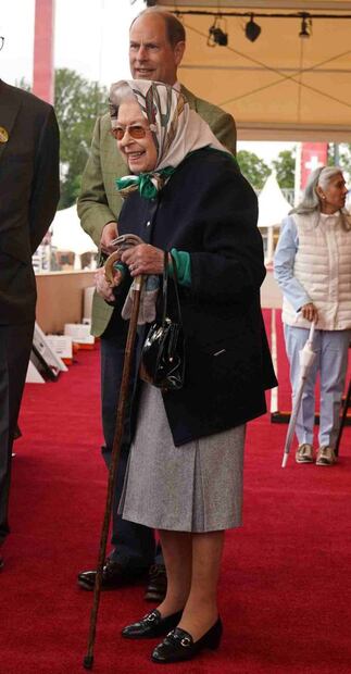 La reina Isabel II reaparece sonriente en un evento especial pese a problemas de movilidad