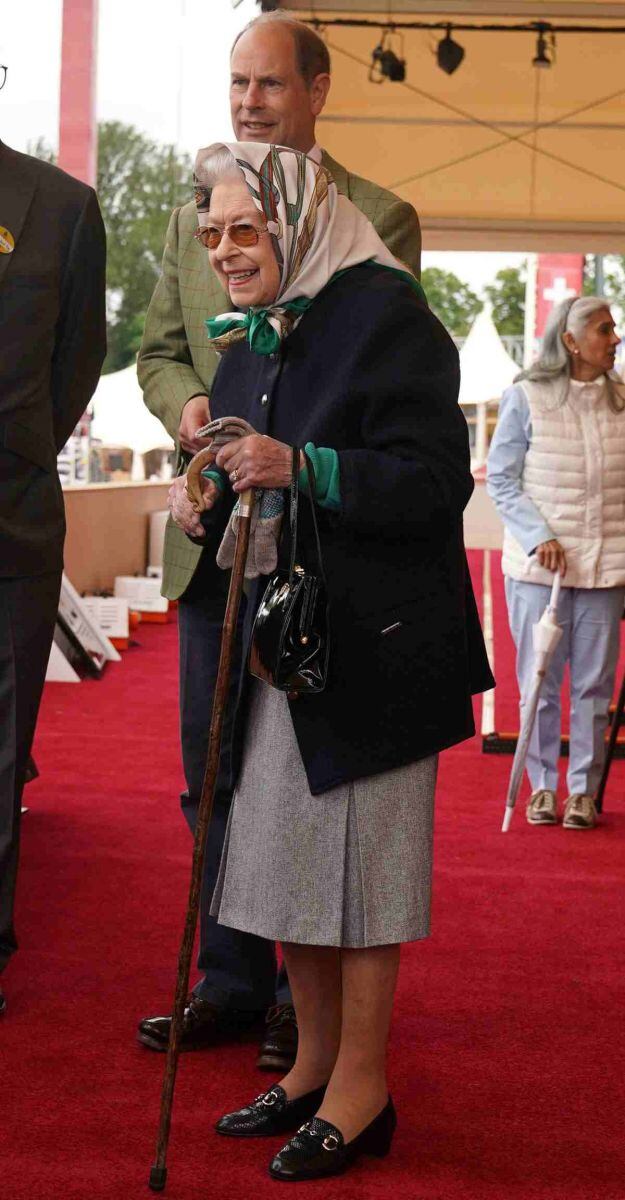 La reina Isabel II reaparece sonriente en un evento especial pese a problemas de movilidad