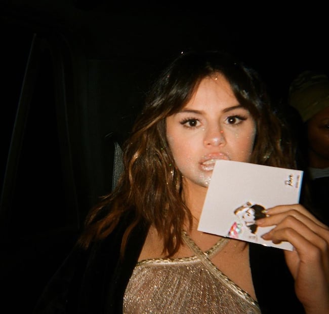 El abrigo de Selena Gomez, que parece un sleeping bag, lo puedes tener a un precio bajo 