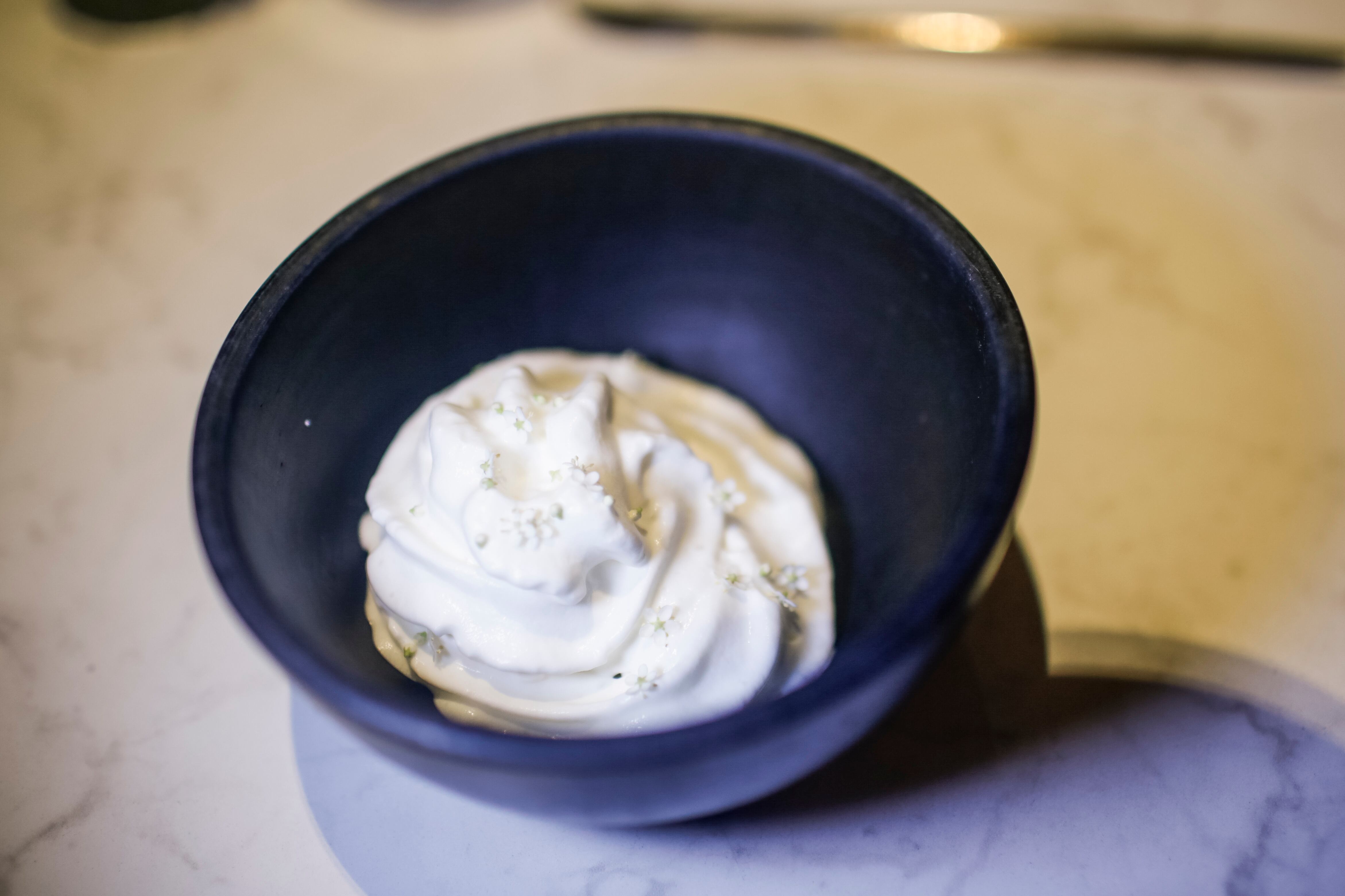 Helado de guanábana, gnocchi de plátano y espuma de leche. (Foto: Esteban Torreblanca)