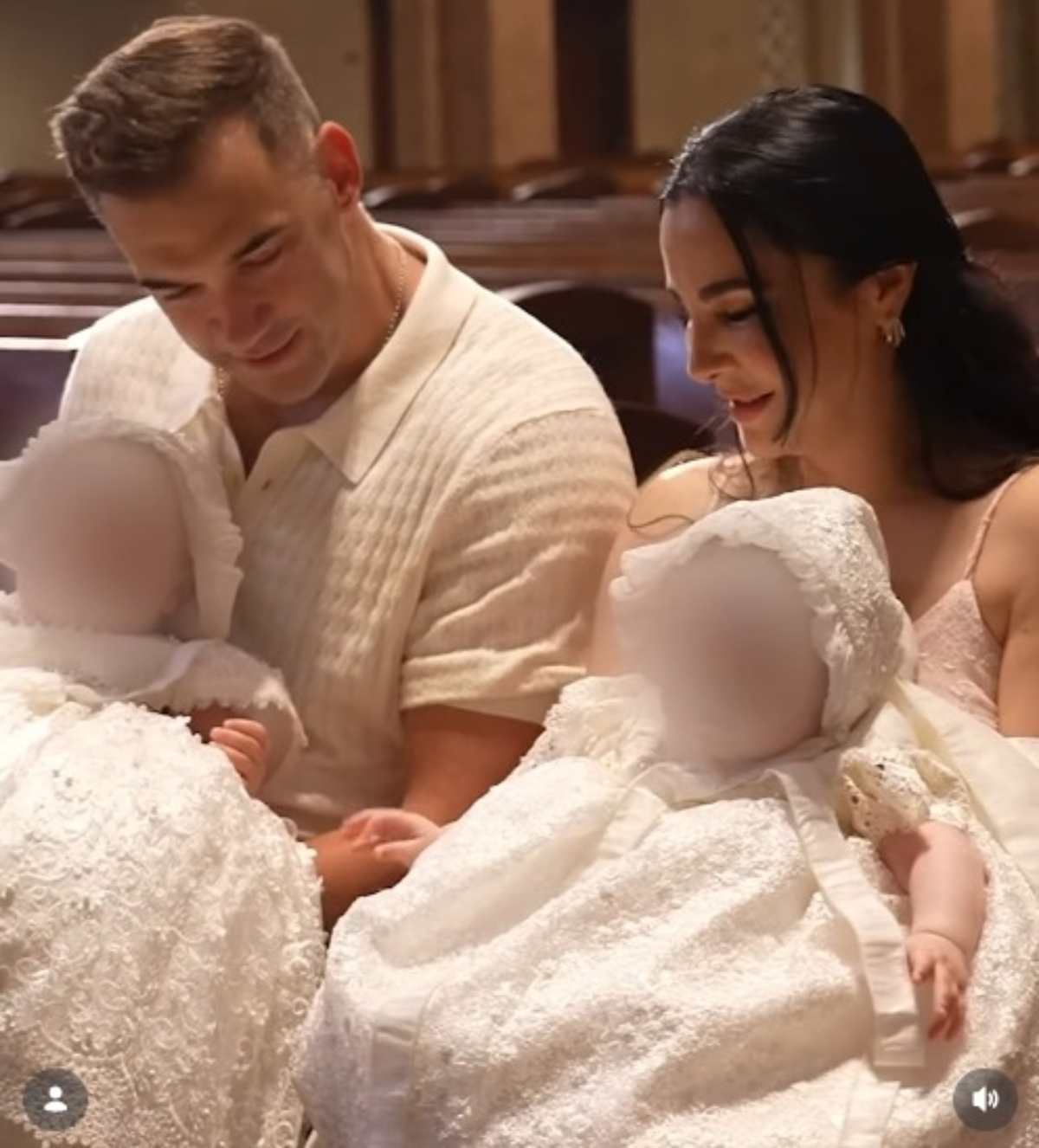 Lewis Howes y Martha Higareda junto a sus mellizas / Foto: Instagram