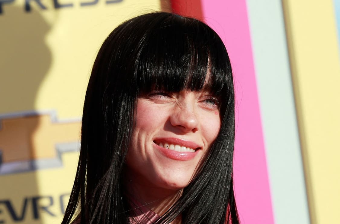 Billie Eilish opina sobre los fans que arrojan objetos al escenario