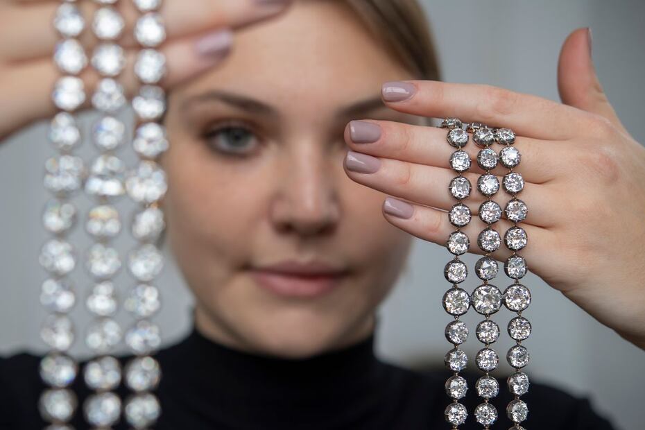 112 diamantes de la reina María Antonieta se venden por millones de dólares