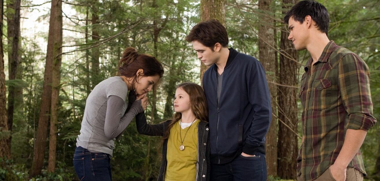 <p>A Mackenzie Christine Foy la recordamos siendo una niña cuando formó parte del elenco de la última película de la saga "Crepúsculo".&nbsp;<strong>(Fotos: Archivo EL UNIVERSAL y Especial)</strong></p>
