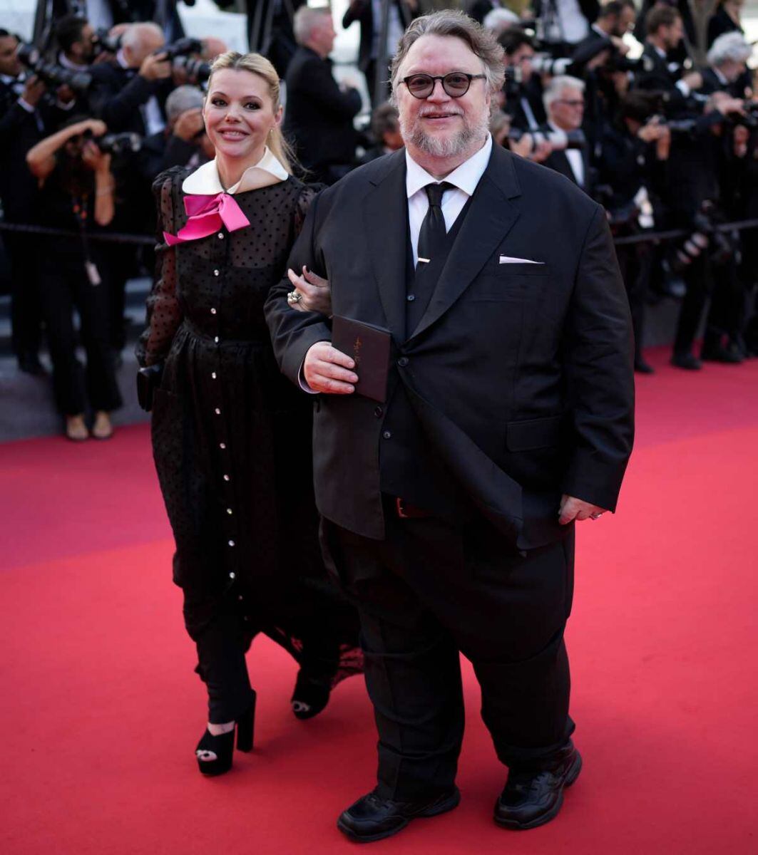 Gael García y Guillermo del Toro se avientan palomazo de "Me Cansé de Rogarle", en Cannes