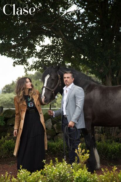 EXCLUSIVA: Issabela Camil y Sergio Mayer posan con sus hijas Antonia y Victoria desde su rancho 