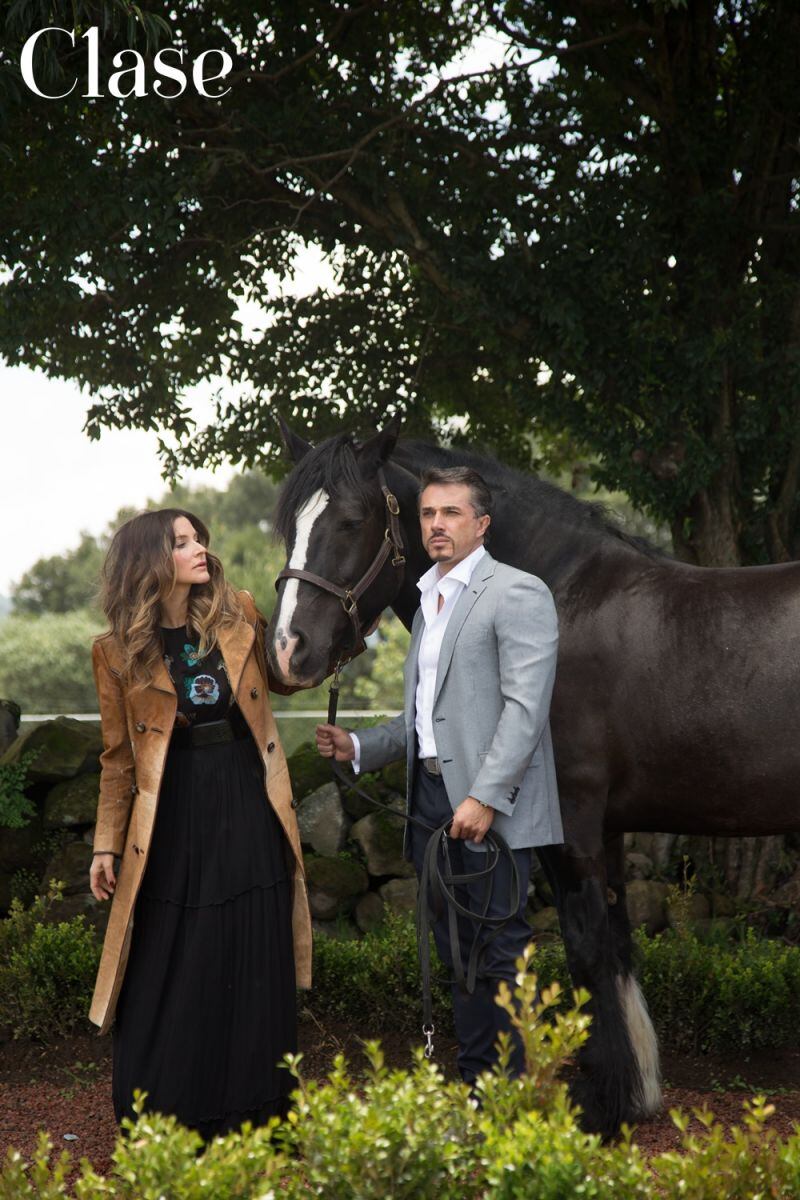 EXCLUSIVA: Issabela Camil y Sergio Mayer posan con sus hijas Antonia y Victoria desde su rancho 