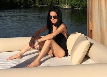 Vera Wang cumple 73 años y lo celebra como una Barbie: con top y minifalda rosa