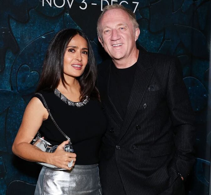 Salma Hayek y su esposo François-Henri Pinaul en la exposición 'Frequency' de su hermano Sami en Beverly Hills, California / AFP