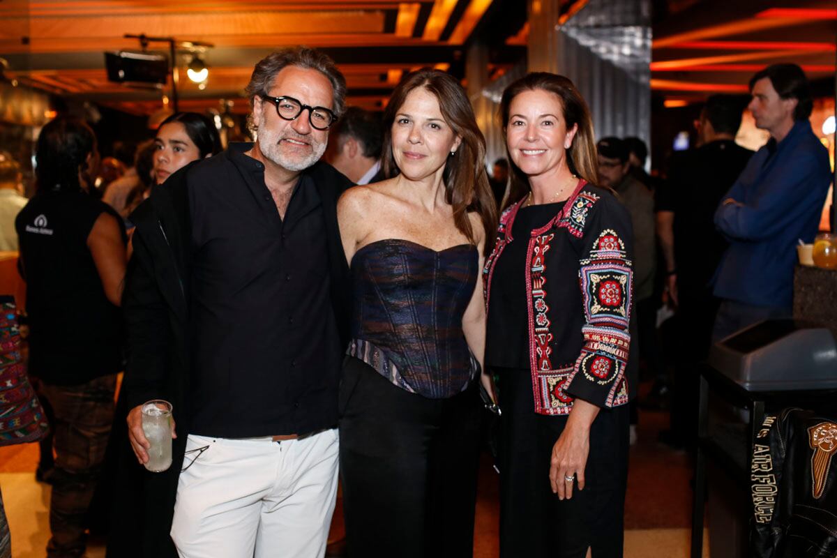 Francisco y Xiomara Laresgoiti con Laura Tornes. (Foto: Esteban Torreblanca)
