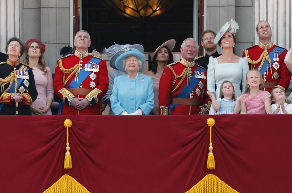 La reina Isabel lista para abandonar la corona en 18 meses y ceder el trono al príncipe Carlos 
