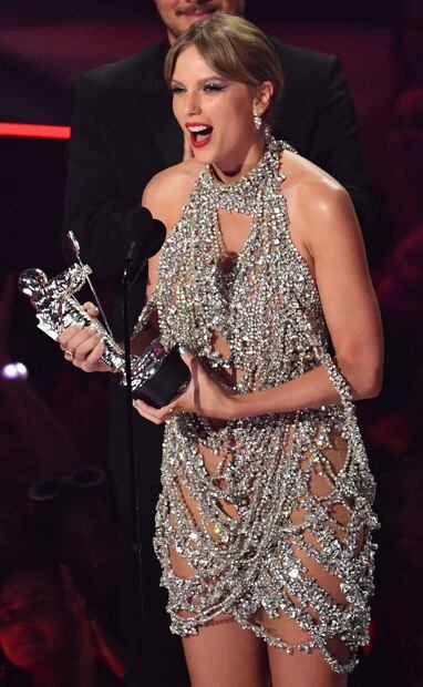 Taylor Swift: todos los ojos estuvieron sobre ella y su pomposo naked dress de cristales