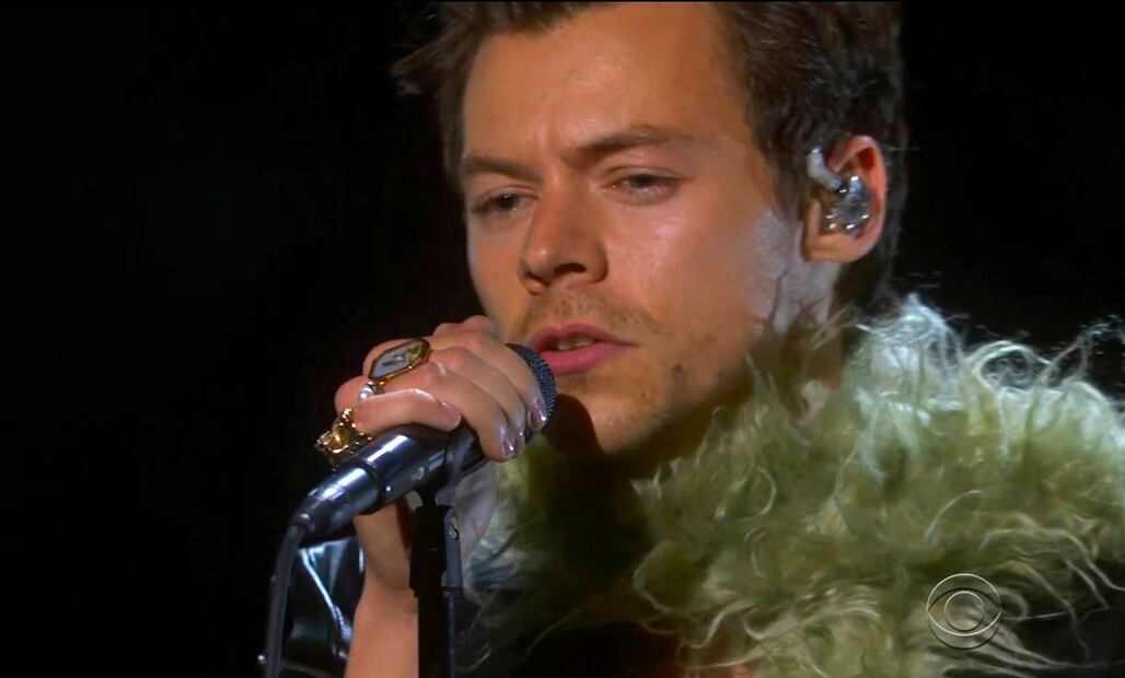 Harry Styles impacta en cuero y plumas en la noche de los Grammy 2021