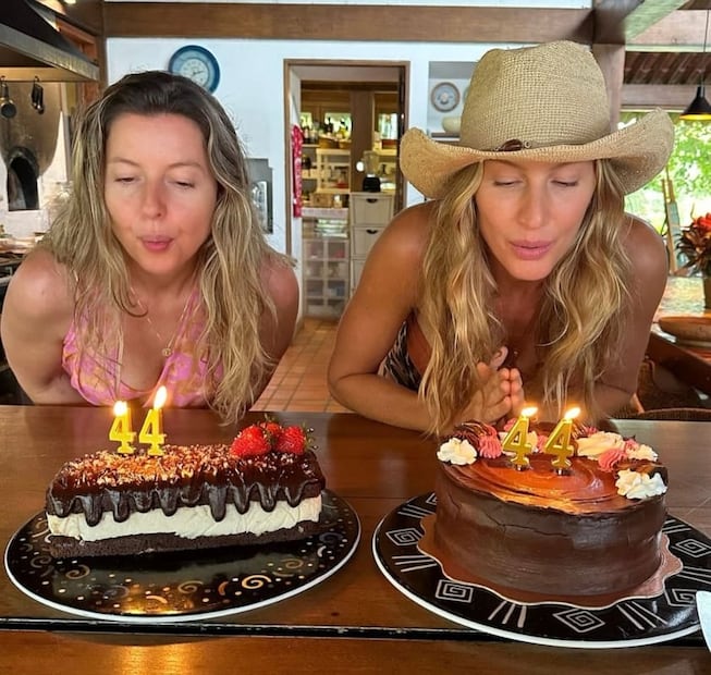 Gisele Bündchen y su hermana gemela Patricia celebran su cumpleaños 44 / Foto: Instagram