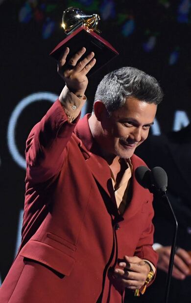 Alejandro Sanz y Rachel Valdés, el beso de los Grammy Latinos