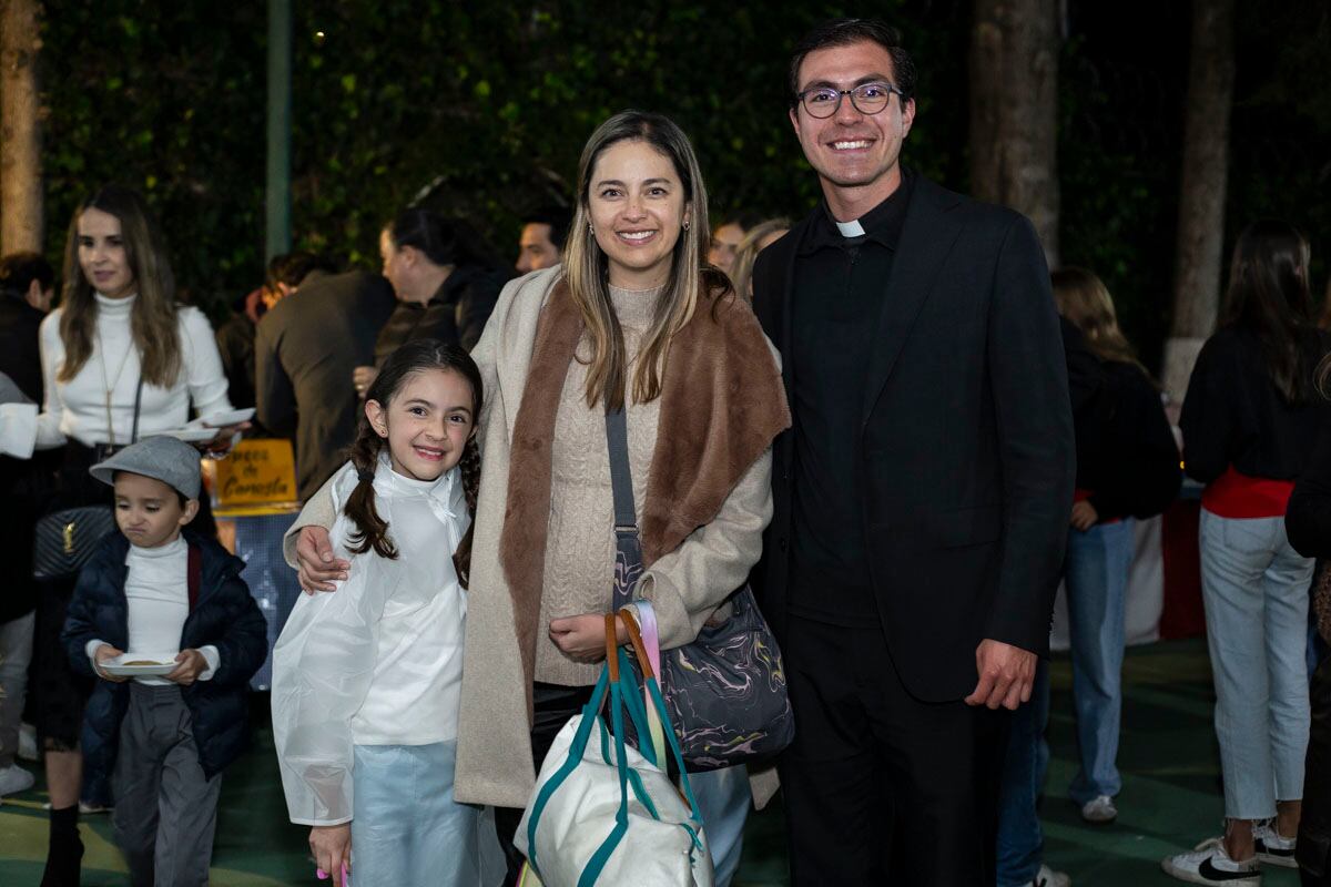 Emilia y Berenice Quezada con Samuel Canal. (Foto: Esteban Torreblanca)