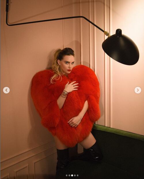 Belinda celebra el amor con un lujoso abrigo en forma de corazón 