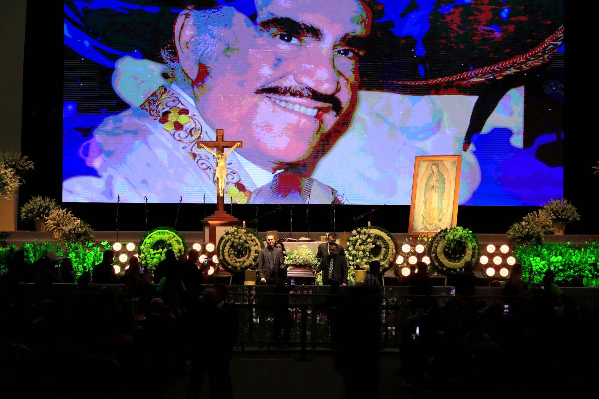 Celebridades y fans despiden a Vicente Fernández en la arena VFG