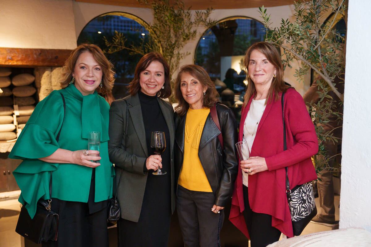 Claudia y Lorenza de la Roca, Ada Bravo y Viviana García. (Foto: Héptor Arjona para VIP)