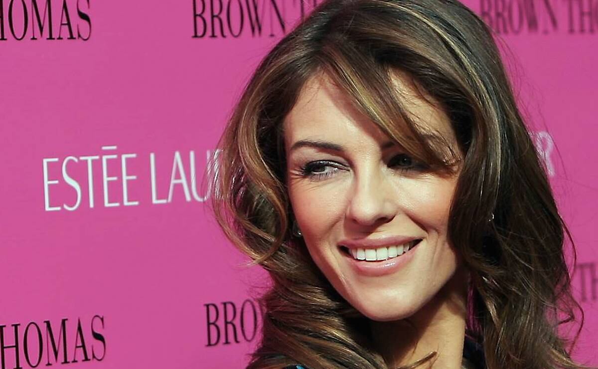 Elizabeth Hurley juguetea en el mar con mini bikini azul