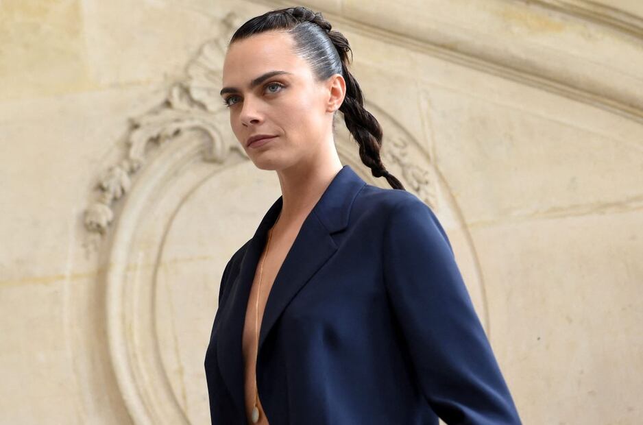 Cara Delevingne posa braless en desfile de moda de Dior, en París