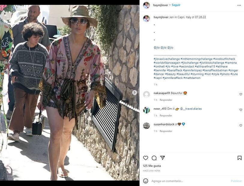 Jennifer Lopez, irreal con mini shorts y kimono de paseo en Italia