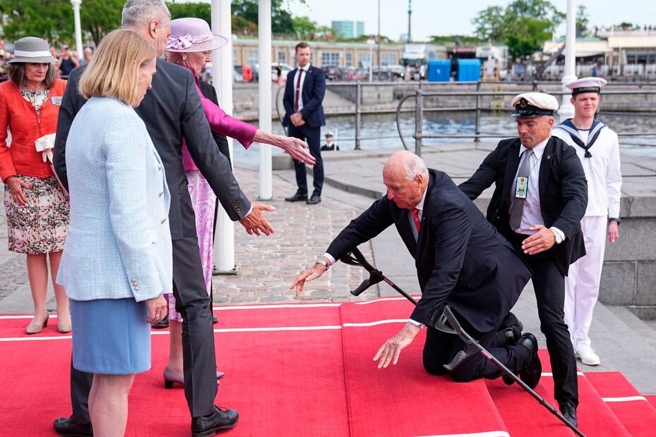 El rey Harald de Noruega tuvo un accidente durante su visita a Dinamarca / EFE