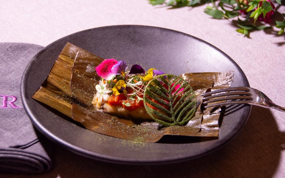 Tamal de xpelón y chaya, flor de calabaza y salsa de tomate frita, de Irving Cupul. (Foto: Especial)