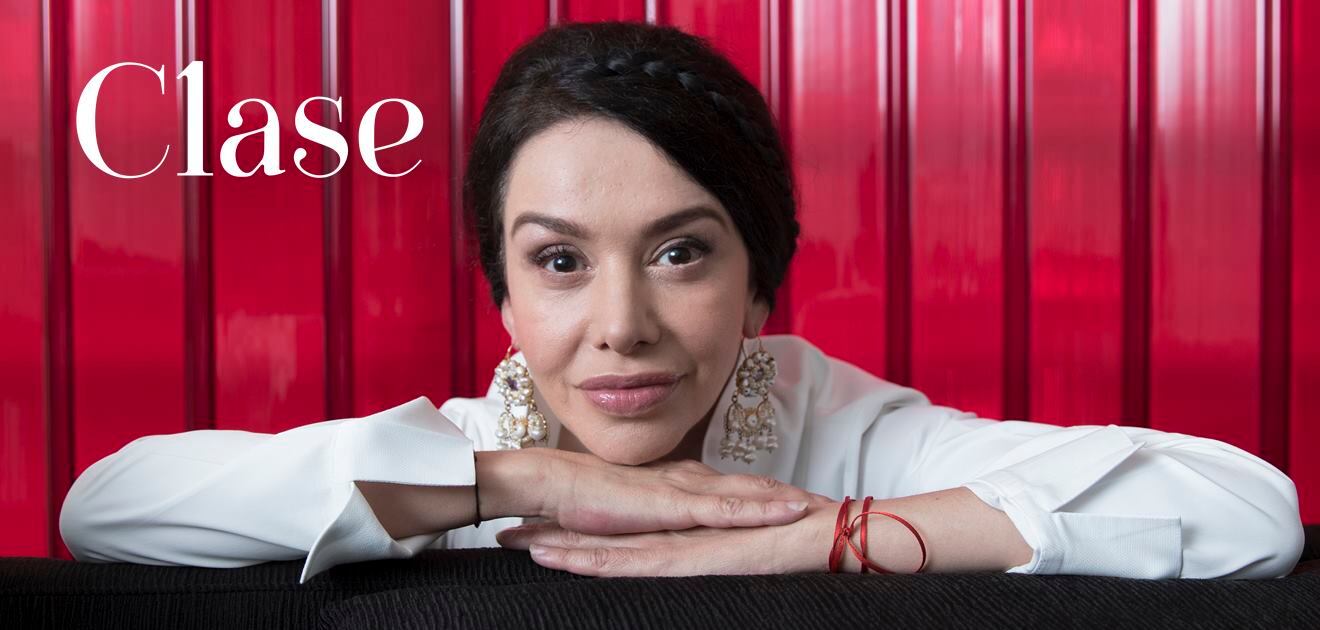 <p>Martha Ortiz abre su alhajero a CLASE y nos presenta uno a uno, sus pequeños y preciados objetos. <strong>(FOTO: Heptor Arjona)</strong></p>

