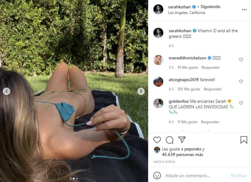 La seductora foto de Sarah Kohan acostada en el jardín