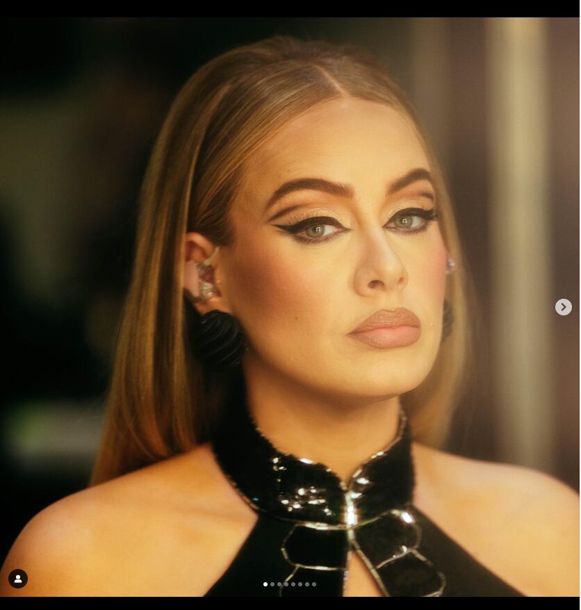 Adele captada en actitud 'alegre' cantando "Teenage Dream" de Katy Perry en un bar