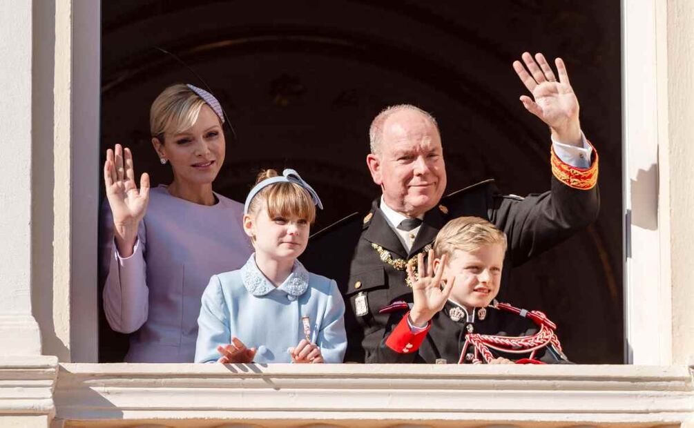 El príncipe Alberto y Charlene de Mónaco con sus hijos durante los festejos del Día Nacional / Foto: AFP